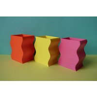 Jede Farbe Wiggle Curve Stifttopf - Funky Spaß Pflanzlich 3D Gedruckt Haushaltsware Neues Zuhause Umweltfreundlich Geometrisch Glänzend Modern von MaddieAnneInteriors