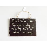 Inspirierendes Lustiges Lebenszitat Don't Take Life Wandbild Motivierend Humorvoll Ermächtigendes Zeichen Wohndekor Geschenkidee Freunde Familie Inspirierendes Lustiges Lebenszitat Don't Take Life Wandbild Motivierend Humorvoll Ermächtigendes Zeichen Wohndekor Geschenkidee Freunde Familie von MaddisonGifts