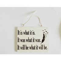 "It Is What It Life Inspirierendes Zitat Wandschild Achtsamkeit Zeichen Home Wand Dekor Positiv Motivierend Sinnvolle Geschenkidee Freunde Familie." von MaddisonGifts