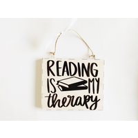 Lese-Zitat Therapie-Wand-Plakette Verzierung Haus Büro Wand-Dekor-Bücherwurm Leser-Geschenk-Idee Freunde Familie von MaddisonGifts