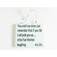 Schwestern Lustiges Zitat Wandschild Sentiment Ornament Sign Home Wall Decor Humorvolle Bedeutungsvolle Geschenkidee Für Geschwister Schwestern Lustiges Zitat Wandschild Sentiment Ornament Sign Home Wall Decor Humorvolle Bedeutungsvolle Geschenkidee Für Geschwister von MaddisonGifts