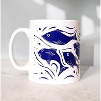Fisch Linolschnitt Tasse - Mit Einem Auffälligen Blau-Weißen Design. Tolles Einweihungsgeschenk & Vatertagsgeschenk Für Liebhaber Des Ozeans Und Fisch Linolschnitt Tasse - Mit Einem Auffälligen Blau-Weißen Design. Tolles Einweihungsgeschenk & Vatertagsgeschenk Für Liebhaber Des Ozeans Und von MaddyBennettCreative