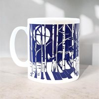 Fuchs Im Mondlicht Becher Mit Dunkelblauem Linolschnitt Bild Eines Fuchses Wald Bei Mondnacht. Für Liebhaber Von Wildtieren, Natur Und Tieren von MaddyBennettCreative