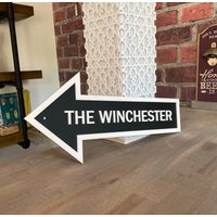 Personalisierte Pfeilzeichen Bar Indoor Outdoor Acryl 3D Schild Custom Road Sign Plakette Garten Maßgeschneiderte Geschenkidee Matt Finish von Made2PerfectionShop