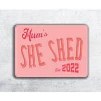 She Shed Personalisiertes Zeichen | Muttertagsgeschenk Geschenk Für Sie Retro Vintage Schild Bar Mamas Geburtstagsgeschenk Muttertag von Made2PerfectionShop