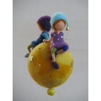 Sitzen Auf Einem Stern - Waldorf Inspiriertes Mobile Aus Der Nadelfilzart Fürs Kinderzimmer von Made4uByMagic