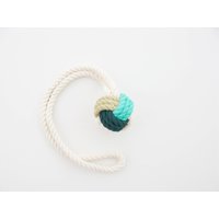 Aqua, Teal & Eggshell Handgemalte Affenfaust Knoten von MadeByCassandraSmith