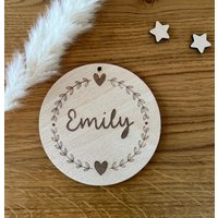 Personalisiertes Holzschild Mit Name Oder Wunschwort in Verschiedenen Designs von MadeByEmilius
