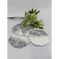 Set Aus 4 Weißen Und Silbernen Untersetzern Kunstharz, Weinuntersetzern, Tischuntersetzern von MadeByHammondDesigns
