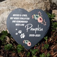 Custom Made Herzform Natürliche Dunkelgraue Schiefer Haustier Gedenktafel Katze Grabstein Hund in Der Größe 25 X cm 10 von MadeForYouPrint