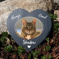 Personalisierte Dunkelgraue Herzförmige Naturschiefer-Gedenktafel Für Hunde, Grabstein Katzen, 25 X cm, 10 cm von MadeForYouPrint