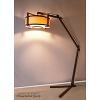 Moderne Stehlampe Aus Nussbaumholz Und Eschefurnier. Bogen Art Design Naturholzlampe von MadeInWoodLv