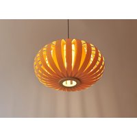 Pendelleuchte Aus Esche Und Birke. Xl | Großes Modell - Lampenschirm-Beleuchtung Terrassen-Hängelicht von MadeInWoodLv