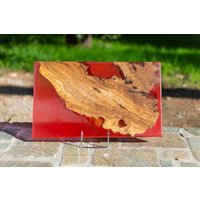 Handgemachtes Holz Epoxidharz Servierbrett in Rot | Unikat Brett Im Madeofolivewood Design Besondere Geschenke von MadeOfOliveWood