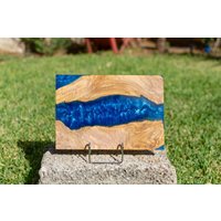 Holz Epoxidharz Servierbrett in Blau | Handgemachtes Brett Im Einzigartigen Madeofolivewood Design von MadeOfOliveWood