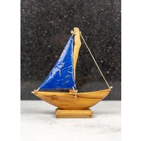 Segelboot Aus Holz Mit Blauen Segeln | Olivenholz Schiff Einzigartige Handgemachte Dekore von MadeOfOliveWood