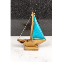 Segelboot Aus Holz Mit Tirquoise Segel | Olivenholz Schiff Einzigartige Handgemachte Dekore von MadeOfOliveWood