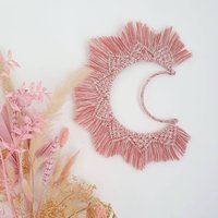 Mandala-Mond-Kollektion Makramee-Mond-Wandbehänge, Erhältlich in Erdbeer - Und Mintgrün. Ca. 32 cm Hoch. Geburtstage, Hauseinweihung, Kinderzimmer Mandala-Mond-Kollektion Makramee-Mond-Wandbehänge, Erhältlich in Erdbeer - Und Mintgrün. Ca. 32 cm Hoch. Geburtstage, Hauseinweihung, Kinderzimmer von MadeOfStardustGB