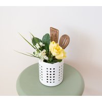 Blumenarrangement Herzstück in Vase, Bauernhaus Dekor, Weiße Küchen Wohnkultur, Gelbe Tulpen, Holzlöffel von MadeOnASunnyDay