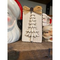 Weihnachtsbaum Deko/ Holzbaum Dekor/ Winterdeko/ Aufgearbeitetes Holz Dekor/Weiße Weihnachtsdekoration Tiered Tablett Bauernhaus Weihnachten von MadeOverMemories