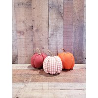 Orange Kürbisse Handarbeit, Halloween Dekoration, Rustikaler Herbst Dekor, Bauernhaus Stoff Kürbisse, Herbstkorb von MadeRichDesign