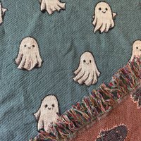 Gewebte Geister-Decke Halloween-Dekoration, Gruseliger Boho-Überwurf von MadeWildDesignsHome