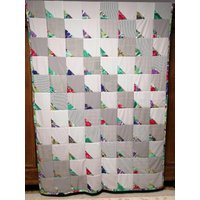 Patchworkdecke "Minidreiecke Mit Grau" Quilt Kuscheldecke von MadebyAnneHahn