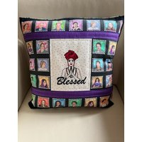 Blessed Starke Frauen Ruth Bader Ginsburg Marilyn Queen Elizabeth Und Viele Mehr Kissenhülle 40 X cm Patchwork Baumwollstoff Blessed Starke Frauen Ruth Bader Ginsburg Marilyn Queen Elizabeth Und Viele Mehr Kissenhülle 40 X cm Patchwork Baumwollstoff von MadebyHeidiRohrmoser