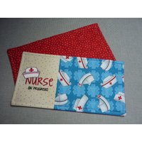 Mug Rug, Calling All Nurses, Nurse in Progress, Set, Hero, Tischset, Windham Fabrics, Kaffeetasse, Kaffeebecher, Tischset von MadebyHeidiRohrmoser