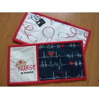 Mug Rug Calling All Nurses Nurse in Progress Set Tischset Kaffeetasse Kaffeebecher von MadebyHeidiRohrmoser