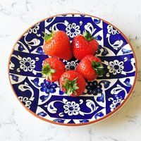 Handbemalte Keramik Flachplatte, Blauer Kuchenteller, Dekoteller, Dessertplatte, Salat/Beistellteller | 001 von MadebyMintyUK