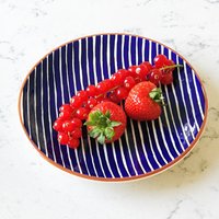 Handbemalter Keramik Teller, Blauer Streifen Kuchenteller, Dekorativer Salat/Beistellteller | 010 von MadebyMintyUK