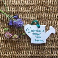 Gartenarbeit Ist Billiger Als Therapie - Handgefertigtes Gartengeschenk von MadebySarahxBoutique