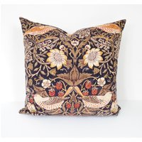 Doppelseitiger 18 "' Erdbeerdieb-Kissenbezug. Entwurf William Morris. 100% Baumwolle Für Kissen in Der Größe 45 X cm | 18''x18'' Doppelseitiger 18 "' Erdbeerdieb-Kissenbezug. Entwurf William Morris. 100% Baumwolle Für Kissen in Der Größe 45 X cm | 18''x18'' von MadebyUDesign