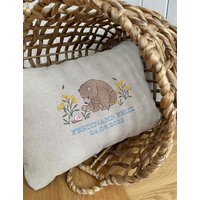 Personalisiertes Kissen Mit Bären Stickerei von MadebytwohandsDesign