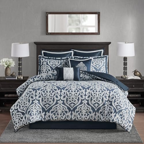 Madison Park Odette Gemütliches Bettdecken-Set, Jacquard-Damast-Medaillon-Design – moderne Ganzjahres-Daunen-Alternative-Bettwäsche, Kissenbezüge, dekorative Kissen, King-Size-Bett (264,2 x 233,7 cm), Marineblau, 8-teilig Madison Park Odette Gemütliches Bettdecken-Set, Jacquard-Damast-Medaillon-Design – moderne Ganzjahres-Daunen-Alternative-Bettwäsche, Kissenbezüge, dekorative Kissen, King-Size-Bett (264,2 x 233,7 cm), Marineblau, 8-teilig von Madison Park