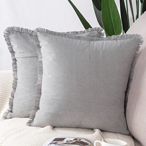 Madizz 2er Set Kissenbezügen aus Wildleder mit Fransenquasten Weiche dekorative Kissenbezüge für Sofa Schlafzimmer Kissenhülle Hellgrau 55x55 cm Quadrat von Madizz