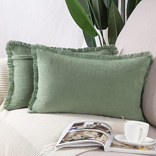 Madizz 2er Set Kissenbezügen aus Wildleder mit Fransenquasten Weiche dekorative Kissenbezüge für Sofa Schlafzimmer Kissenhülle Hellgrün 30x50 cm Rechteckig von Madizz