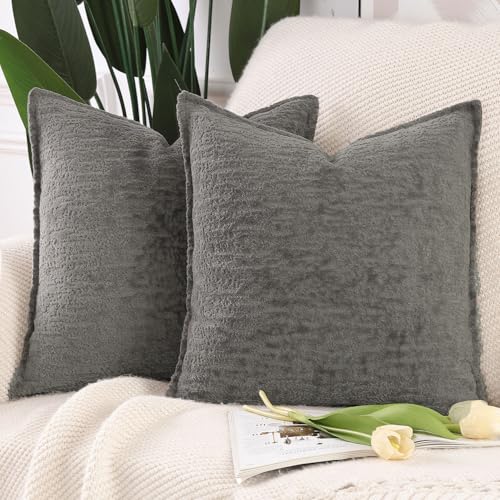 Madizz 2er Set Chenille Samt Kissenbezüge mit Rand Dekorativ Weiche neutrale Wurfkissen für Sofa Boho Akzent Zierkissenbezüge für Schlafzimmer Wohnzimmer Grau 40x40 cm Madizz 2er Set Chenille Samt Kissenbezüge mit Rand Dekorativ Weiche neutrale Wurfkissen für Sofa Boho Akzent Zierkissenbezüge für Schlafzimmer Wohnzimmer Grau 40x40 cm von Madizz