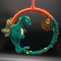 Bernsteindrache Flamor - Mobile Filzfigur Kinderzimmer Deko Kranz Geburt Ritter Merino Heilsteine Taufe Geschenk Junge Baby Filzdrache von Maerchenglanz