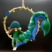 Drachenmeister Finjan Mit Drache Vex - Mobile Filzfigur Kinderzimmer Deko Kranz Geburt Ritter Merino Taufe Geschenk Junge Baby Filzdrache von Maerchenglanz