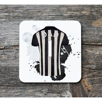 Newcastle Untersetzer | Personalisiertes Geschenk Groß Geburtstagsgeschenk Fußball Papa Opa von Maevii