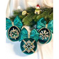 Smaragdgrüner Weihnachtsschmuck, Weihnachtskugel Aus Samt Mit Strasssteinen. Set. Weihnachtsbaum Dekor. Weihnachtsräumung Smaragdgrüner Weihnachtsschmuck, Weihnachtskugel Aus Samt Mit Strasssteinen. Set. Weihnachtsbaum Dekor. Weihnachtsräumung von MaggiArtStore