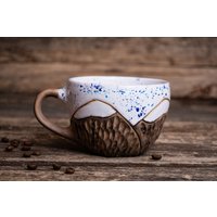 Ton Bergbecher || Keramik Kaffeetasse, Natur Tasse, Berge Liebhaber Geschenk, Schnee Winter Schneebedeckte Weiß Gepunktete Tasse von MagicCeramicsShop