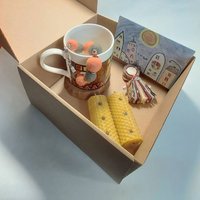 Kaffeebecher Geschenk. Geheime Geschenkbox. Geschenkbox Für Frauen. Handgemachte Stoffpuppe. Bienenwachskerzen Set. Geheimer Weihnachtsmann. Tasse Kaffeebecher Geschenk. Geheime Geschenkbox. Geschenkbox Für Frauen. Handgemachte Stoffpuppe. Bienenwachskerzen Set. Geheimer Weihnachtsmann. Tasse von MagicDollArtStudio