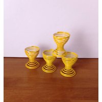Vintage 90Er Jahre Set Aus 4 Gelben Eierbechern Metall Mit Draht von MagicEighties