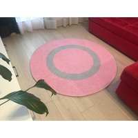 Rosa Gehäkelter Rundteppich, Wohnzimmer Teppich, Schlafzimmerteppich, Kinderdecke, Strickteppich von MagicKnitShop