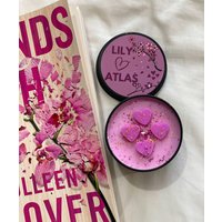 Es Endet Mit Uns Kerze, Atlas Und Lilie Colleen Hoover Inspirierte Kerzen, Es Beginnt Uns, Romantikkerzen, Vegane Sojakerze Es Endet Mit Uns Kerze, Atlas Und Lilie Colleen Hoover Inspirierte Kerzen, Es Beginnt Uns, Romantikkerzen, Vegane Sojakerze von MagicalCandleCottage