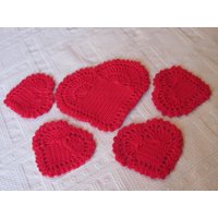 Rote Herzen Gehäkelter Untersetzer-Set. Tolles Geschenk Für Jemand Besonderen. Valentinstag Geschenk Rote Herzen Gehäkelter Untersetzer-Set. Tolles Geschenk Für Jemand Besonderen. Valentinstag Geschenk von MagicalStrings