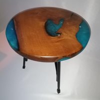 Ein Wunderschöner Rundtisch | 45 cm Aus Massivholz Und Kunstharz_L_K_31.eine Edle Hainbuche Getaucht in Ein Silbern Schimmerndes Epoxidblau von Magicandwood